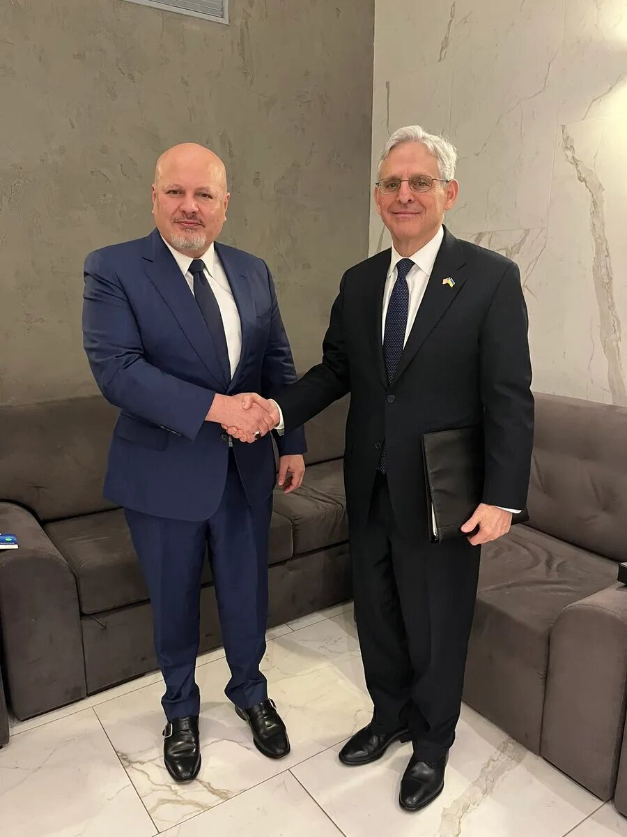 Карим Хан (слева) с генеральным прокурором США Мерриком Гарландом во Львове, Украина, 28 февраля 2023 года