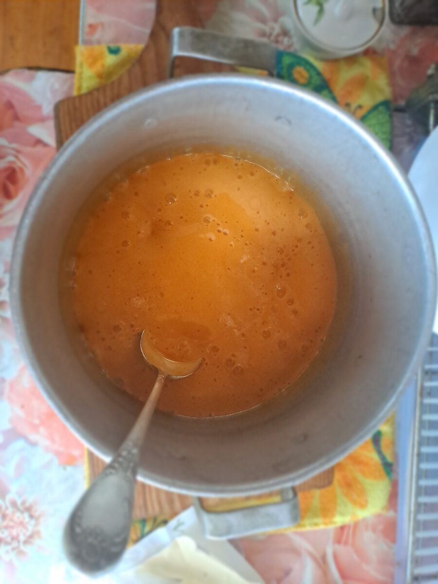 Мне нравится этап, на котором основа для теста по консистенции, цвету и вкусу становится похожа на варёную сгущёнку.