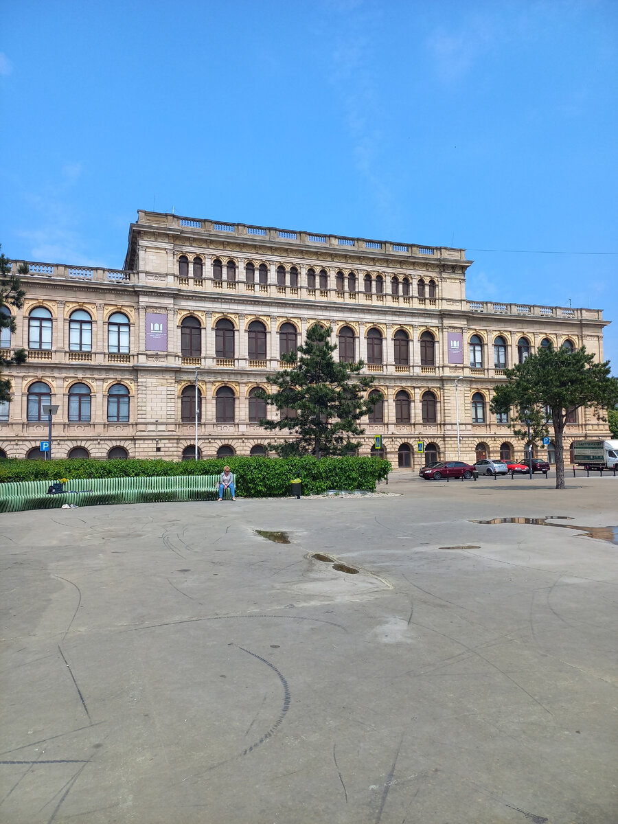 Здание биржи в наше время (ныне Музей изобразительных искусств).