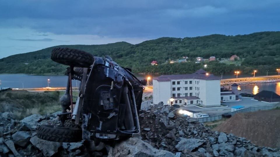     Сотрудники полиции провели проверку по факту опрокидывания внедорожника в Приморье. Внутри находилась пара — молодые люди пострадали.