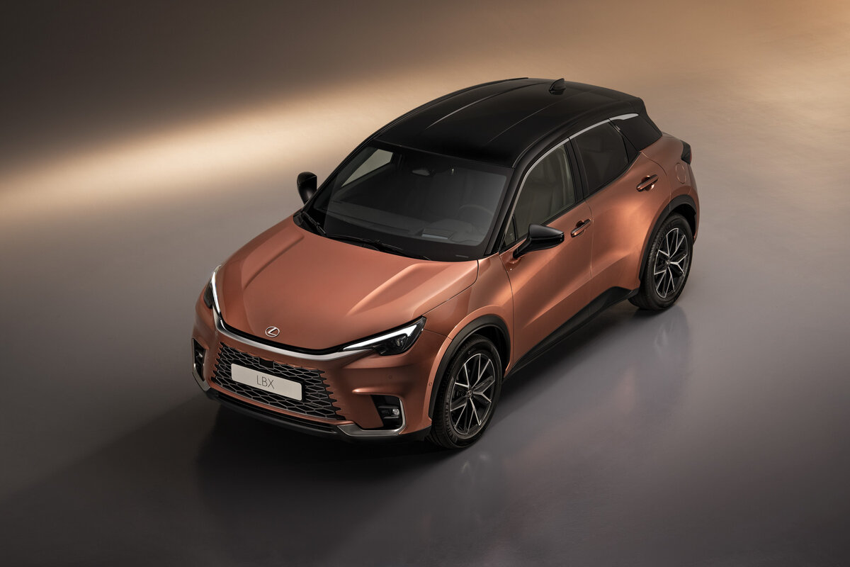    Lexus LBX на 10 мм длиннее Yaris Cross и на 60 мм шире при одинаковой высоте. Колесная база у LBX на 20 мм длиннее, а объем багажника 332 литра против 397 литров у Yaris Cross   
Lexus