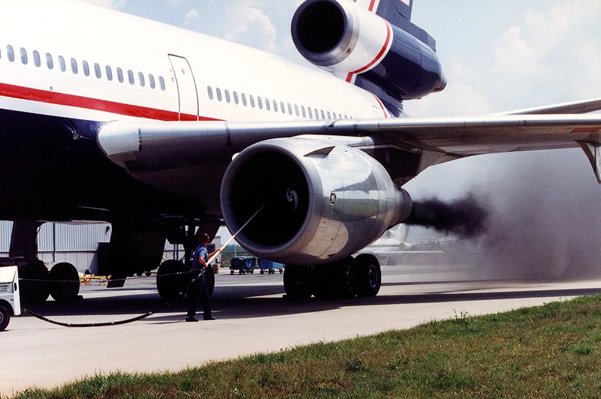 Чем забывают самолеты. Самолет загрязняет воздух. Загрязнение атмосферы самолетами. Выхлоп самолета. Выхлопные ГАЗЫ самолета.