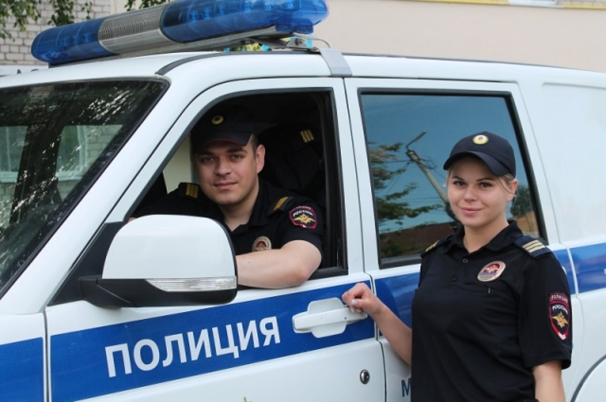    На фотографии сотрудники патрульно-постовой службы полиции МУ МВД России «Сызранское» сержанты полиции Мария Пискунова и Артем Серов