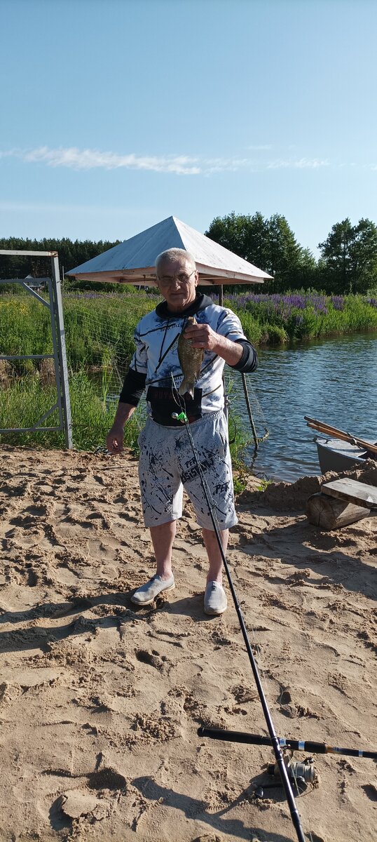 Довольный хвалится своим уловом