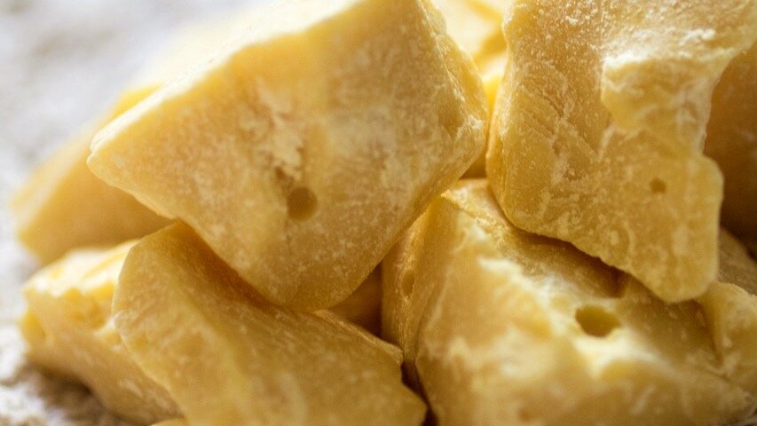 При длительном использовании какао-масла кожа становится более эластичной, упругой и гладкой.