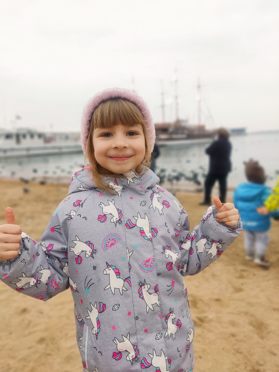 Пусть фото этого дня будет Лизонька в единорожках😁 никакой логики, зато поднимает настроение