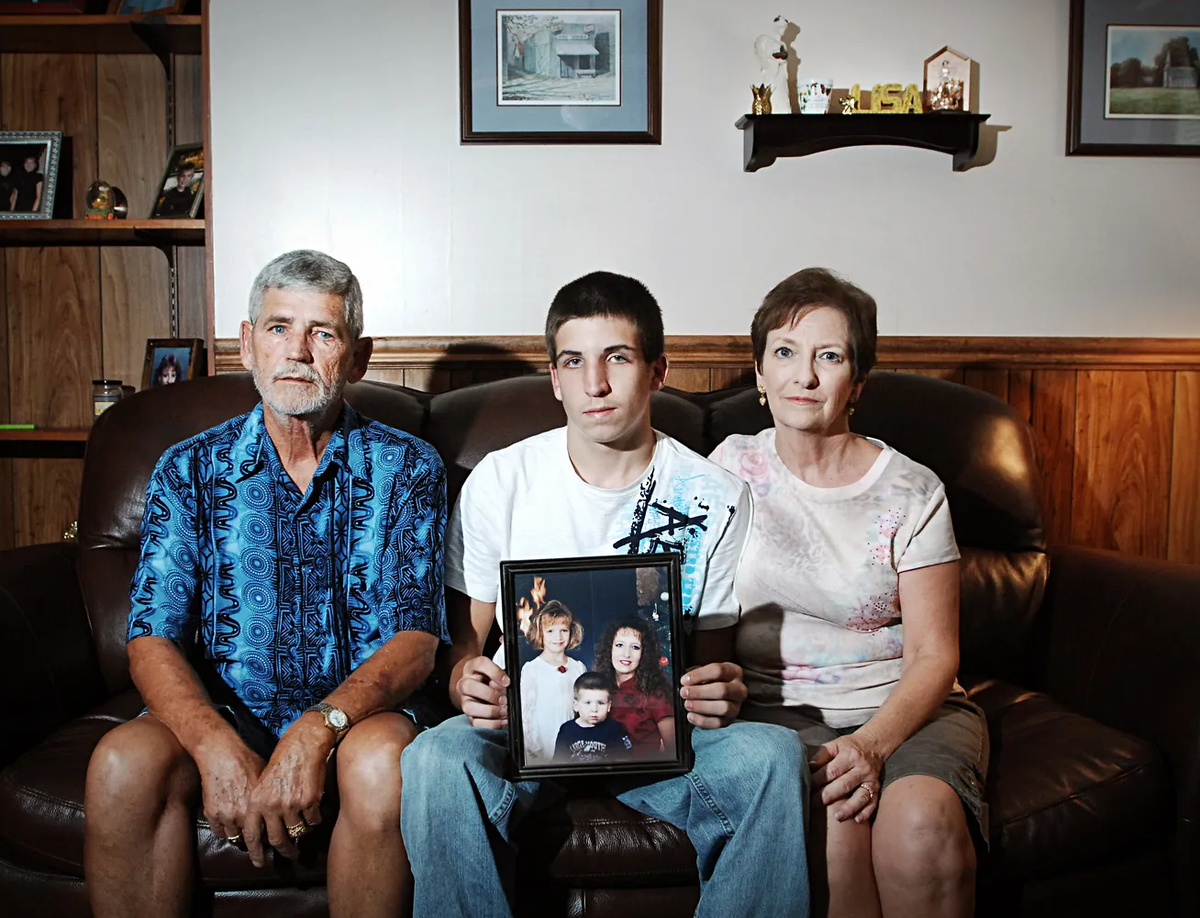 Домохозяйка с детьми. Квартира матери одиночки. Квартира для мамы. Бабушка мама и дочка. Мама квартира и сестра.