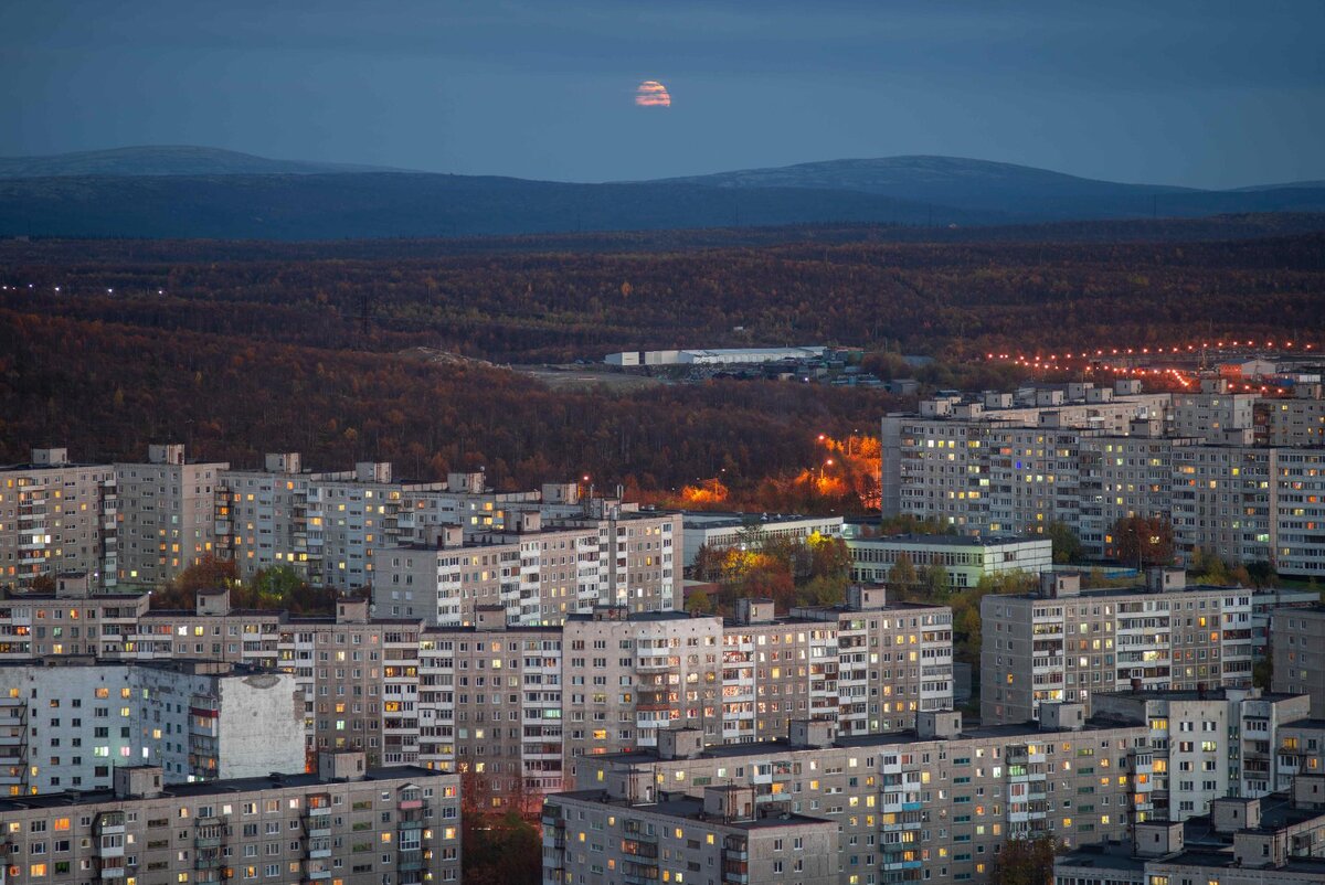 Луна над Мурманском. Фото А. Котова