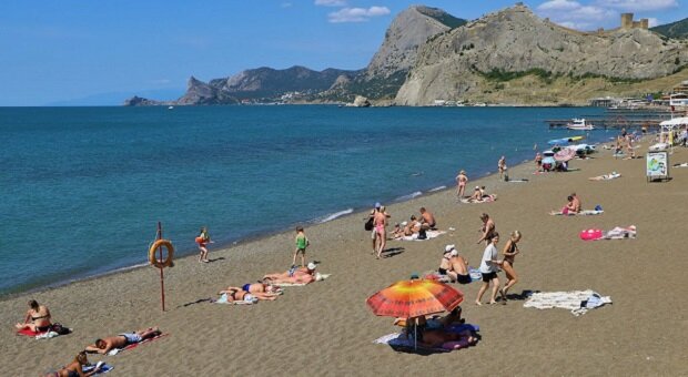 Пляж в Судаке в первую неделю лета