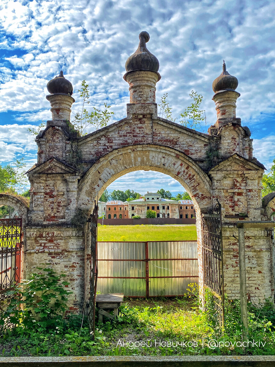 Вид от храма в сторону усадьбы