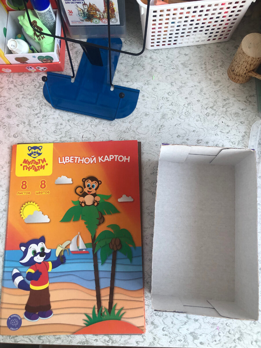 из цветного картона коричневого цвета сделаем пол