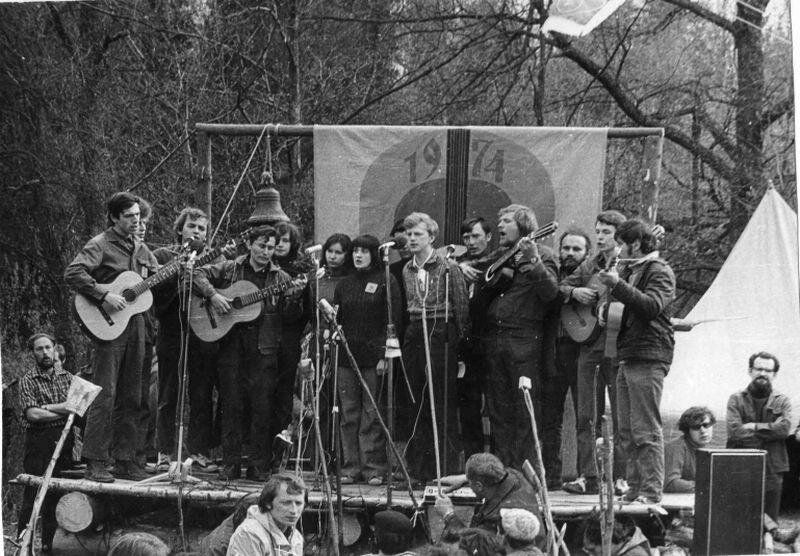 Обратите внимание сколько микрофонов, и откуда они растут.  Вот это и есть удочки. И каждая такая удочка подключена к отдельному магнитофону, который пишет все. Ну и качество на этих записях соответствующее – лишь бы слова можно было как-то разобрать.