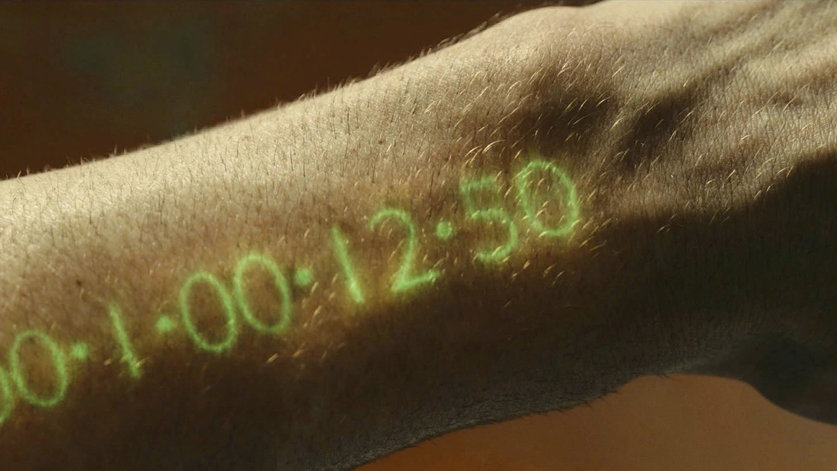 Перед нами мир, где время стало единственной и самой твердой валютой. Люди после 25 лет перестают стареть. Правда последующие годы стоят денег. Главный герой фильма - Уилл, бунтарь из гетто, несправедливо обвиненный в убийстве с целью грабежа времени. Теперь  у него остался лишь один путь...