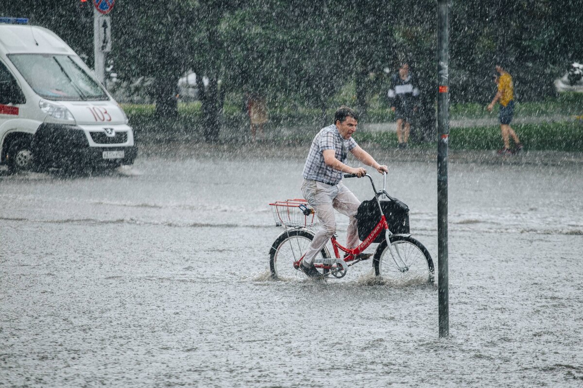 Сильный дождь. Сильный ливень. Ливень фото. Жара и ливни. В течение дня шел сильный дождь