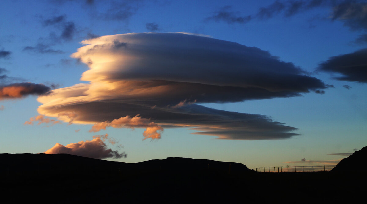 Лентикулярные ( lenticularis) облака в Южной Америке. Яндекс картинки.
