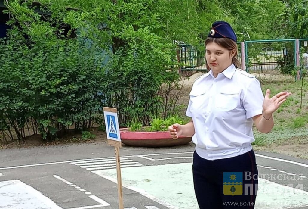 Инспекторы рассказали ребятам об основных дорожных правилах в доступной и интересной форме📷     Сотрудники Волжского ОГИБДД вместе с отрядом ЮИД обучили малышей «Азбуке дорожного движения»
