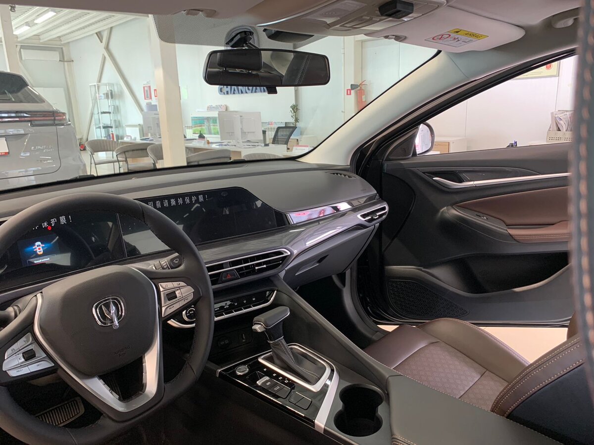 В салоне Changan EADO plus просторно и уютно. 