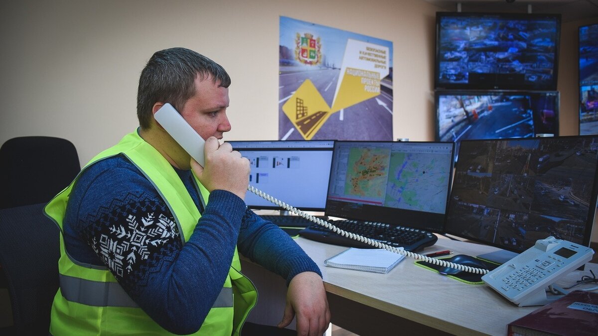     Введение беспрецедентных мер безопасности на Петербургском экономическом форуме (ПМЭФ) в Кремле объяснили те, что «враг действует нагло».