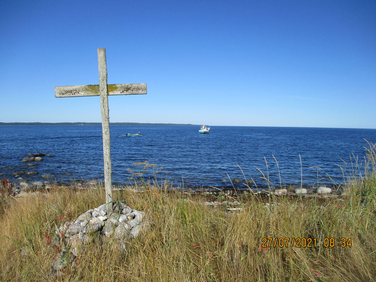 На Анзере гостей встречает крест