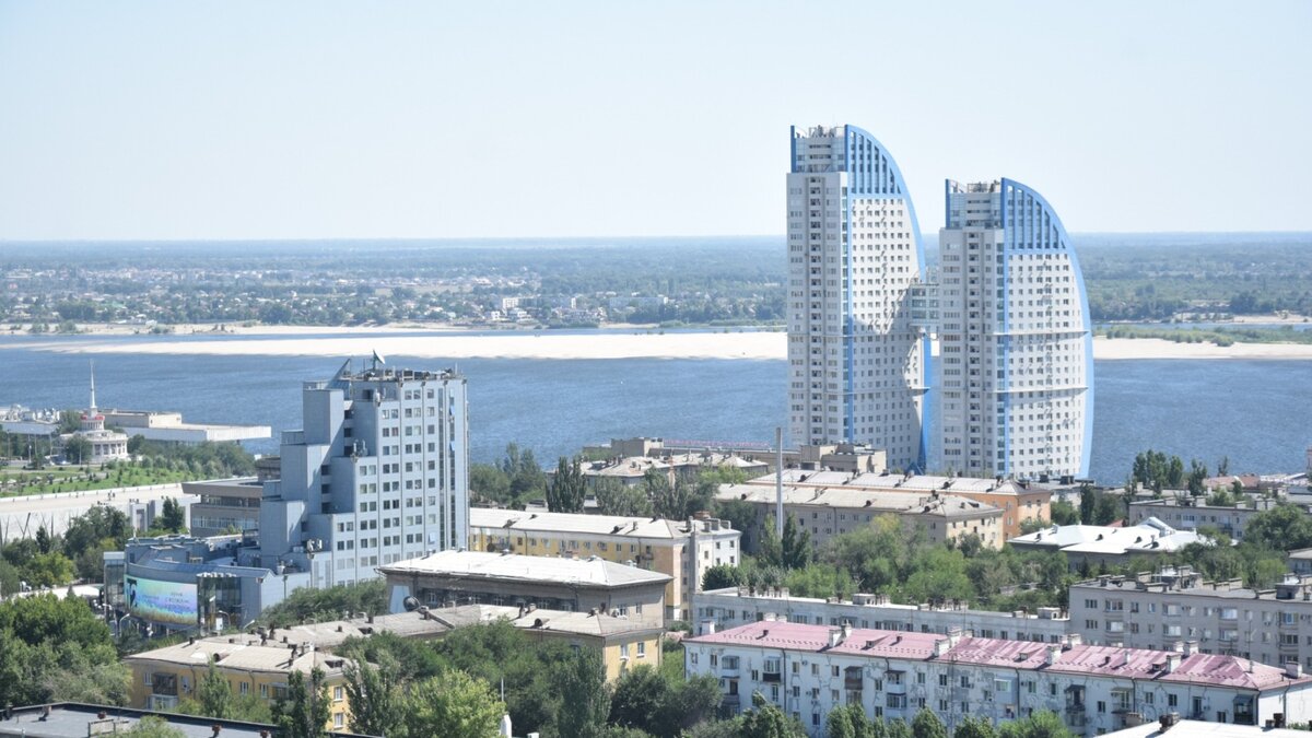     Самолет упал в поле во время химработ, ветер снес крышу с кинотеатра, ливень затопил Михайловку в Волгоградской области.