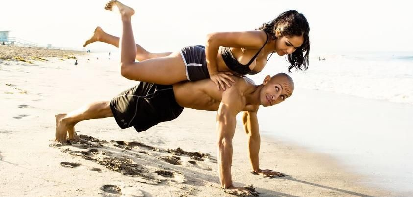 Пляжная тренировка. Фрэнк Медрано. Фитнес пара. Парень отжимается с девушкой. Отжимания с женой на спине.