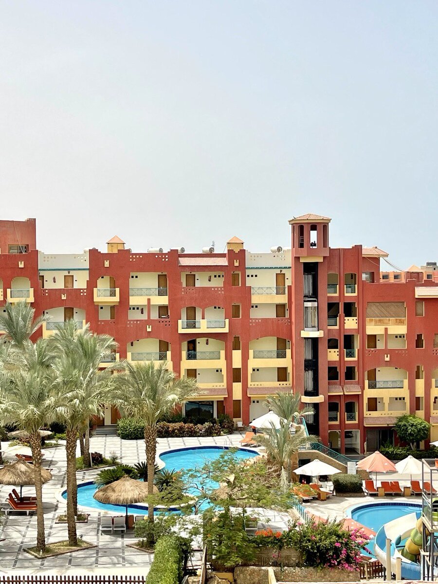 Вид из окна компаунда Prestigia