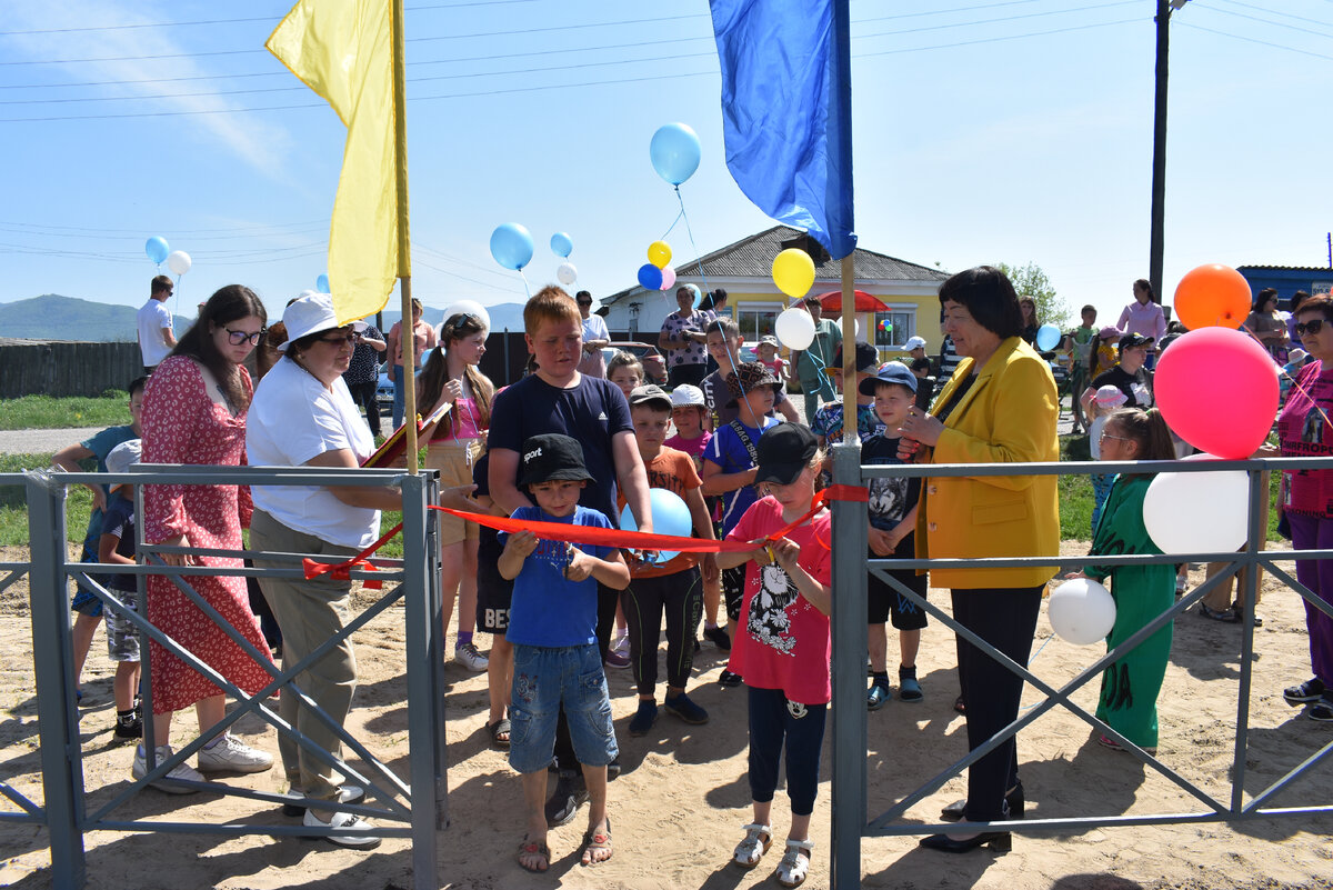 Право открыть детскую площадку предоставили юным жителям Закалтуса, принимавшим активное участие в её строительстве.