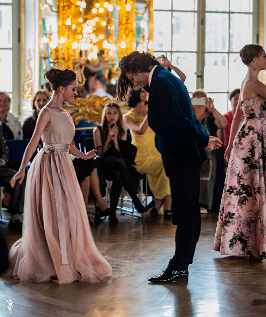 Бал ме. Бал ме. Бал молодость партенит 2022 год. Спектакль 20 век бал мхт. Бал фото.