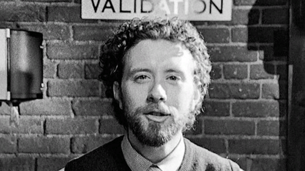 Первая особенность фильма это черно-белые тона в которых сняты все сцены фильма. Картина за 16 минут успеет донести до вас что улыбка это намного больше чем мы с вами привыкли думать. Улыбка является кампосом для сбившихся с пути, глотком прохладной воды, для утомлённых людей в жизненной пустыне. Посмотрев этот фильм я понял что некоторые 16 минутные  фильмы могут составить конкуренцию  намного больше финансируемым и рекламируемым 2ух часовым фильмам. Предупреждение: У особо впечатлительных людей могут пойти слезы от избытка эмоций.