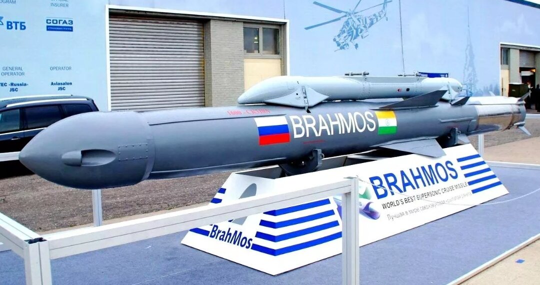 11 марта 2017 года вышел пресс-релиз, в котором сообщается, что на индийском полигоне в Чандипуре был осуществлён успешный первый испытательный пуск ракеты BrahMos ER (Extended Range — увеличенная дальность). По данным индийской прессы, дальность стрельбы была увеличена с 290 км до 450 км