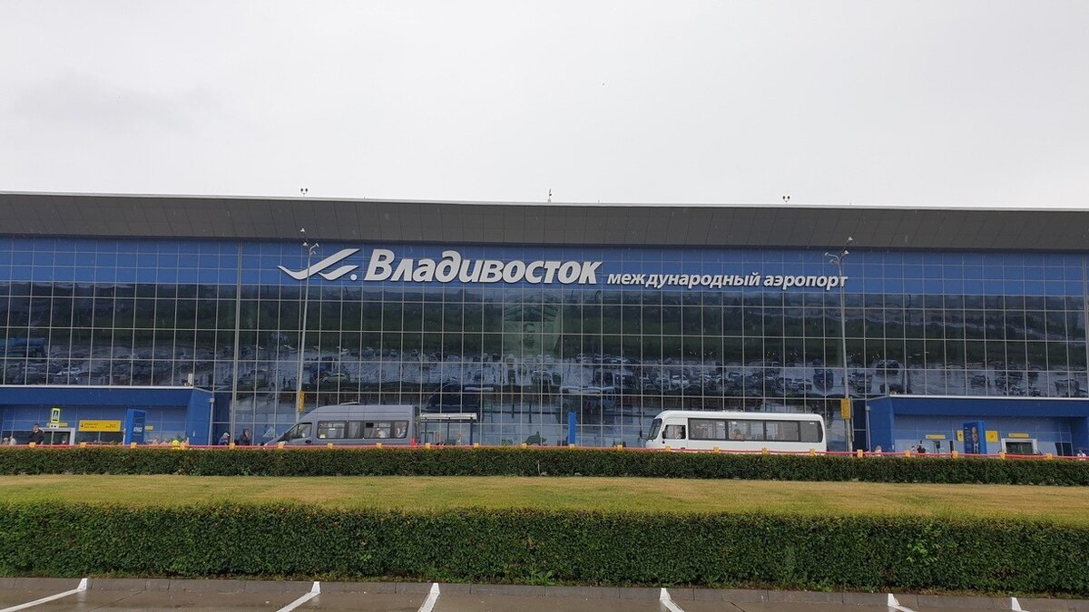     В аэропорту Владивосток задержали двоих мужчин, которые вышли на взлётную полосу, чтобы сесть на самолёт самостоятельно. В транспортной полиции рассказали подробности странного дела.
