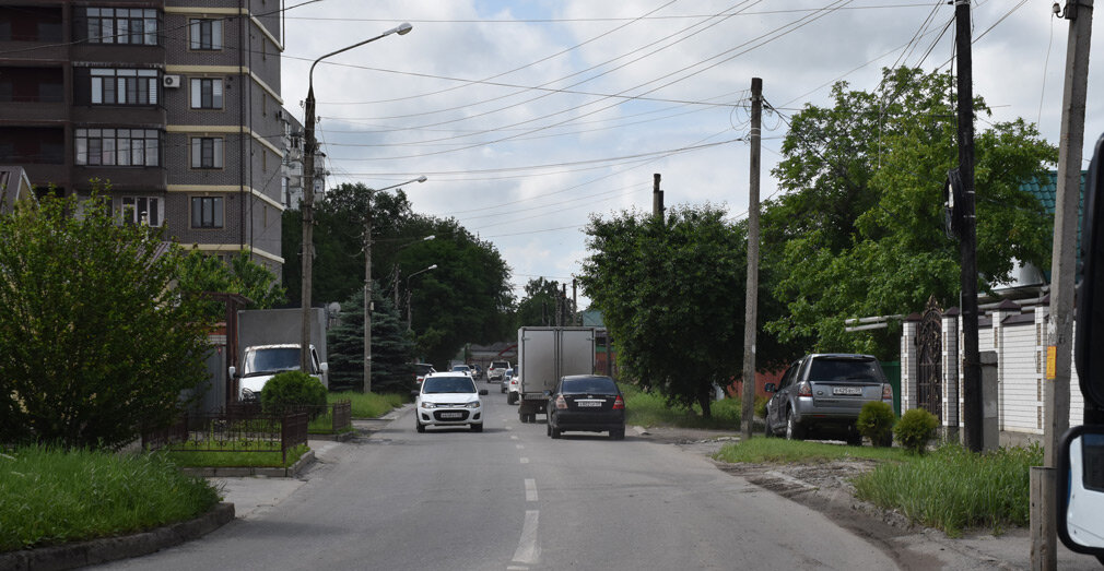 Современный вид улицы Орджоникидзе в Черкесске. Фото Светланы ОСЕЦКОЙ.