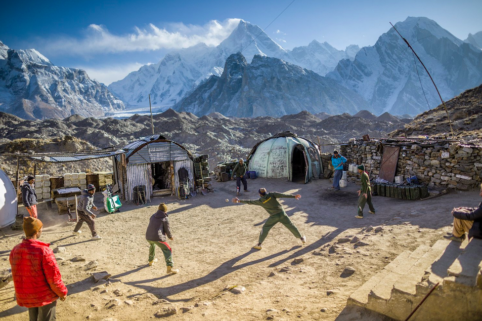 Солдаты пенджабского полка пакистанской армии играют в крикет на Гора I, административном посту на высоте почти 4200 метров. Фото: Кори Ричардс