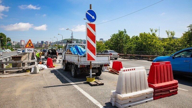     Рабочие приступили к ремонту тротуара на Некрасовском путепроводе во Владивостоке. Работы стартовали на первом участке в ночь на 20 июня.