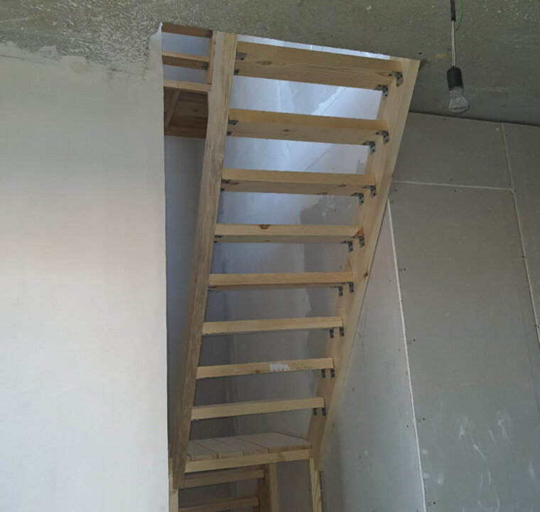    Курганца заставляют строить лестницу за свой счет