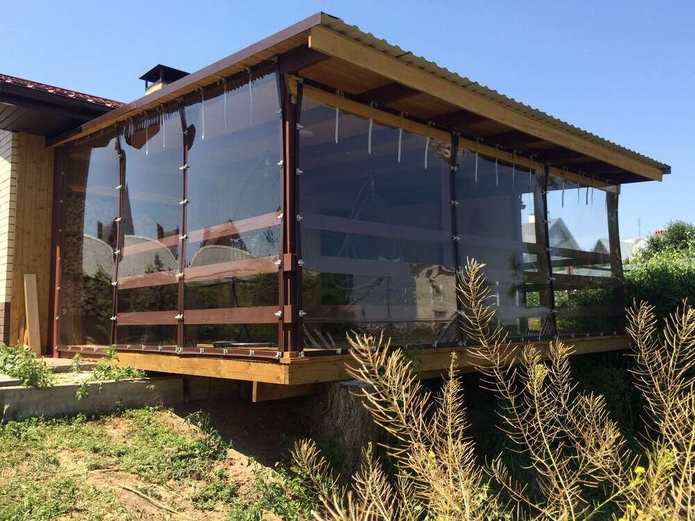 Вариант "остекления" мягкими окнами. Фотография из интернета. 