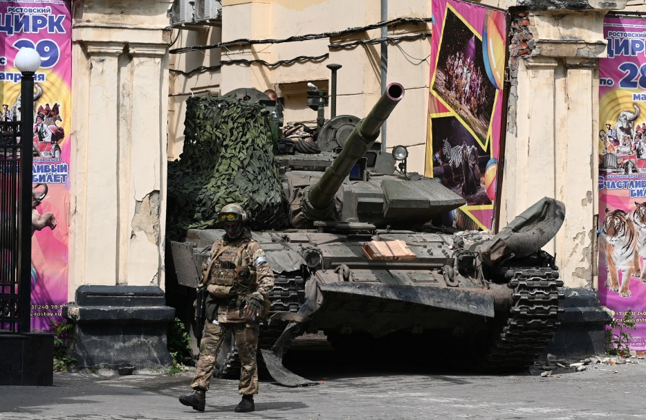 Танк, принадлежащий войскам «Вагнера», по данным российских телеграм-каналов, застрял у входа в цирк Ростова-на-Дону [не застрял, специально так поставили для блокировки — прим. «М.П.»] © Reuters