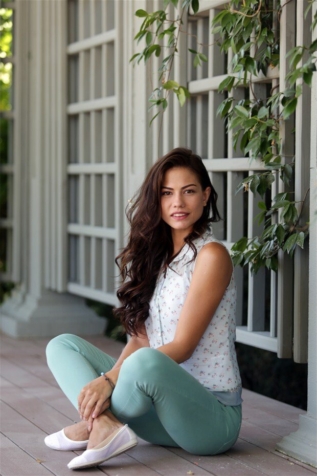 https://st.kp.yandex.net/im/kadr/3/2/4/kinopoisk.ru-Demet-_26Ouml_3Bzdemir-3246419.jpg