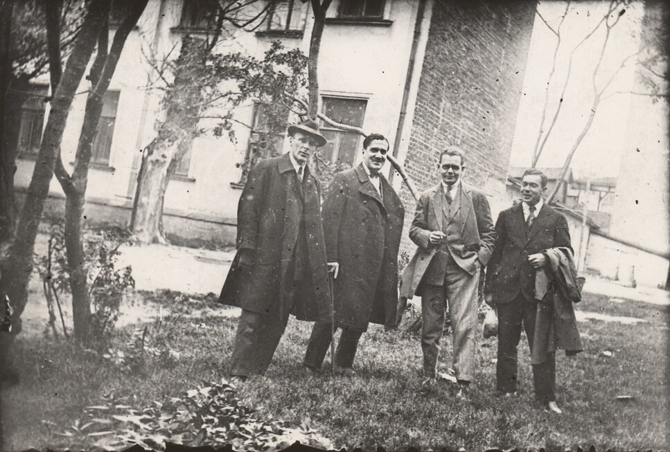 Михаил Булгаков, Владимир Долгорукий, Сергей Топленинов и Петр Васильев у дома № 4 в Малом Левшинском переулке