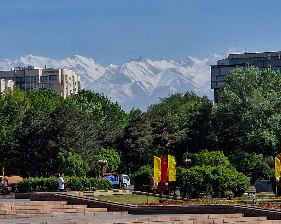 Киргизия столица бишкек центр. Г ош киргизия памятник ленина. On the wake бишкек. Бишкек площадь. Столица киргизии время.