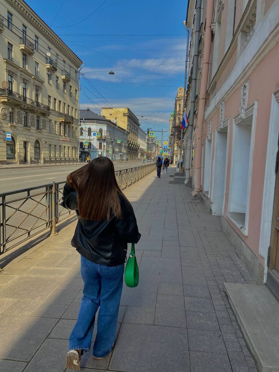 Молодая девушка спешит по улице