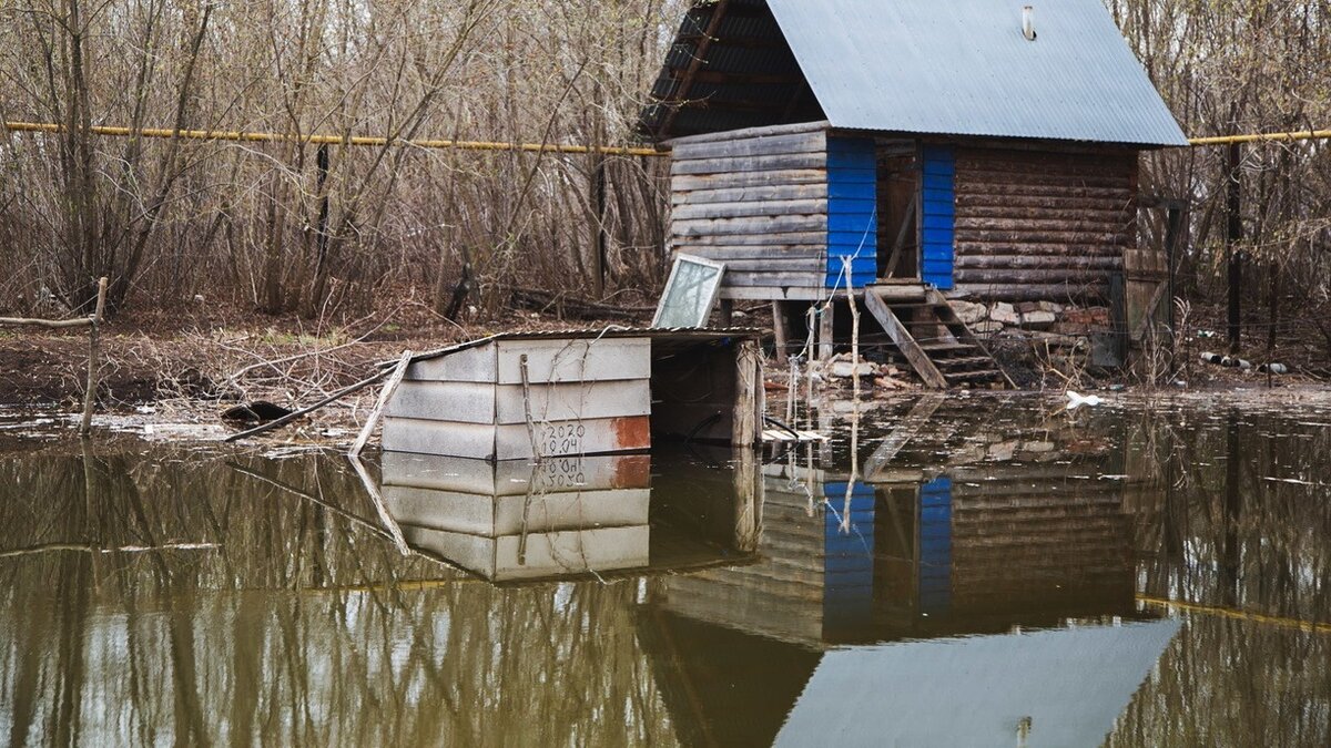     Период ливней в городе закончился, но последствия остались. В неделю дождей городские дворы топило, а крыши массово протекали.