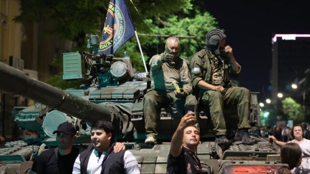 АВТОР ФОТО,ERIK ROMANENKO/TASSПодпись к фото,ЧВК «Вагнер» в Ростове-на-Дону, 24 июня