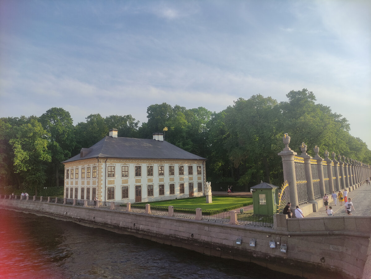 За этой оградой и находится Летний сад Петербурга