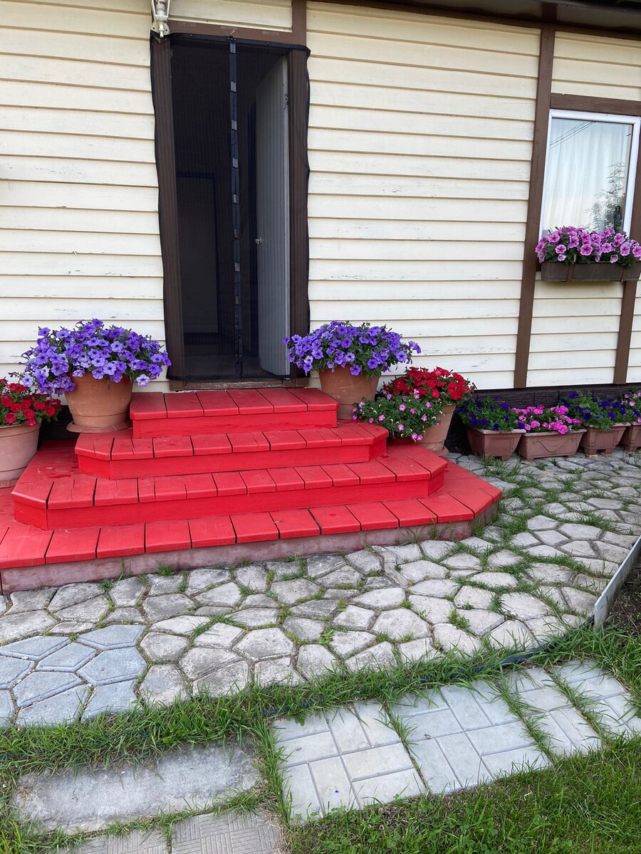 Знаменитое красное крылечко