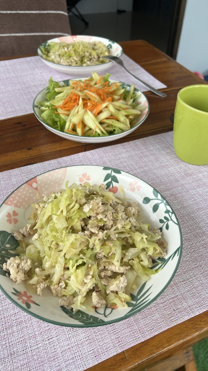 Самые простые продукты можно «украшать» разными специями и вариантами подачи. У меня сегодня капуста с мясом и овощной салат.