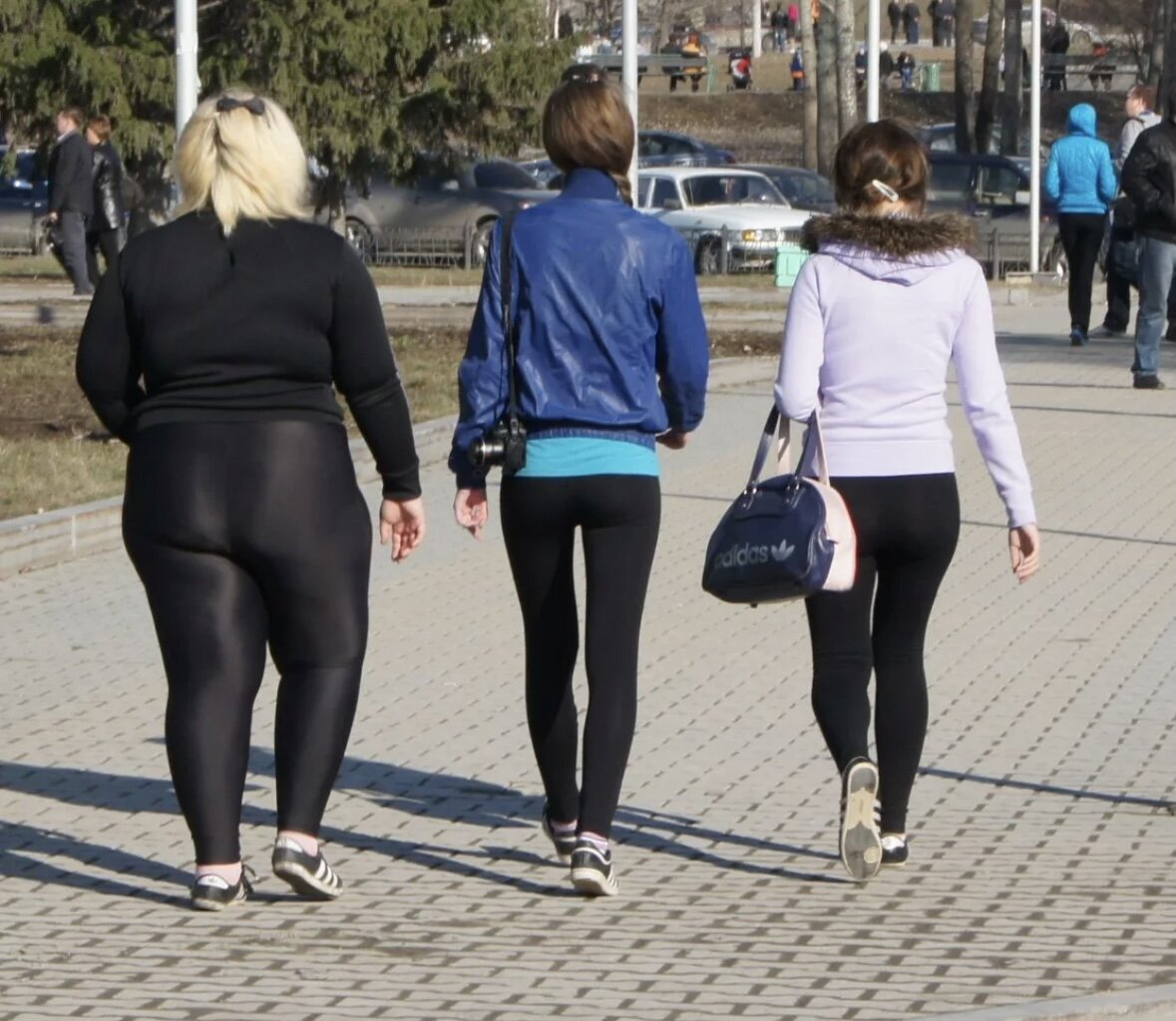 Под лосинами