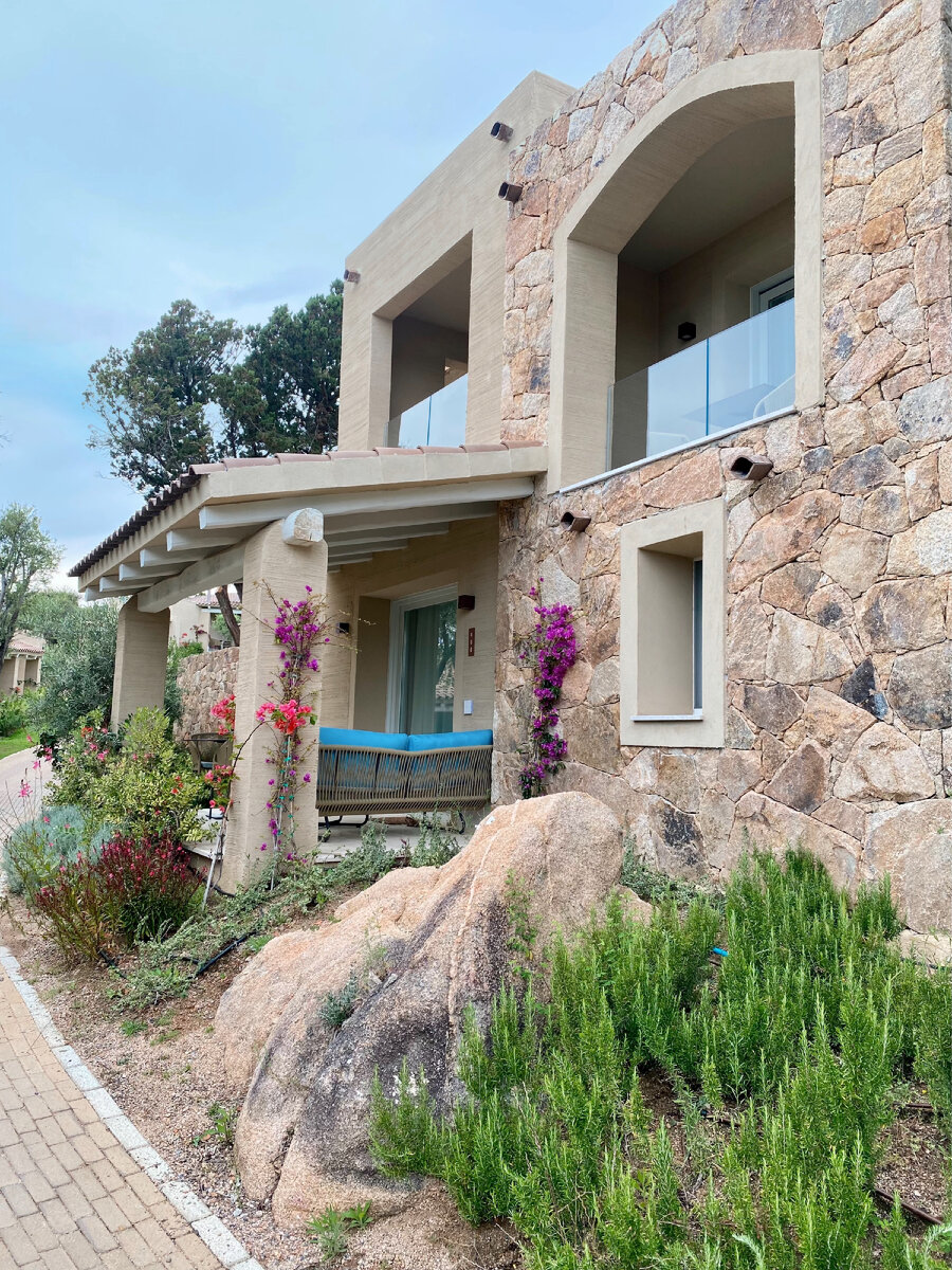 Островная архитектура и типично сардский ландшафт 