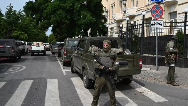 Бойцы ЧВК "Вагнер" на улице Ростова-на-Дону © РИА Новости / Сергей Пивоваров 
