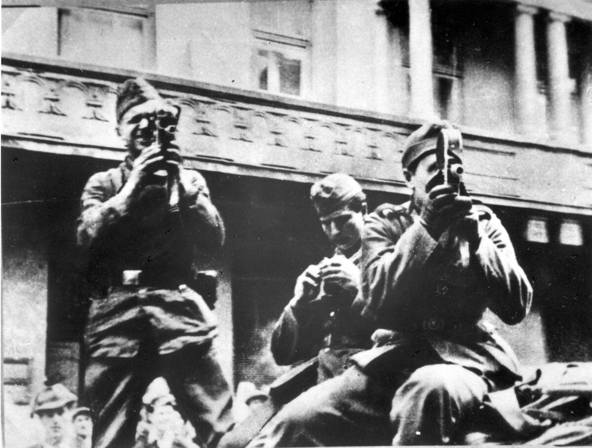Немцы, фотографирующие погром во Львове. Yad Vashem